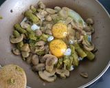 Foto del paso 2 de la receta: Revuelto de ajetes, trigueros, champiñones y queso
