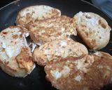 A picture of step 3 of Spicy chilli egg bread.