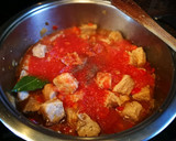 Foto del paso 4 de la receta: Lomo de cerdo en salsa de tomate natural con uvas pasas