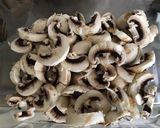 Une image de l'étape 1 de Salade de champignons de Paris moutarde à l ancienne persil basilic ail et oignon.