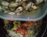 Foto langkah ke 3 dari resep 37. Tumis Kerang Bumbu Iris dan Parut.
