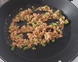 Foto del paso 5 de la receta: Arroz seco de pies de cerdo y gambas con espárragos