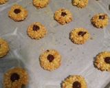 Foto langkah ke 5 dari resep Tumbprint Peanut Chocolate.