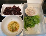 รูปขั้นตอนการทำที่ 4 ของ ยำกุนเชียง​ + หมูสับ​ เห็ดชิเมจิ