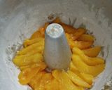 Foto del paso 2 de la receta: Torta invertida de durazno espolvoreada con cacao