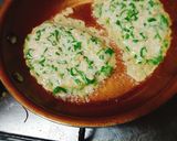 Foto del paso 4 de la receta: Tortilla de quinua con cebolla verde