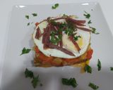 Foto del paso 2 de la receta Tarta de pisto, base de patatas, con huevos y tiritas de jamón