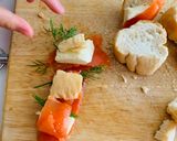 Hình bước làm 4 của món Bánh mì phô mai với cá hồi xông khói