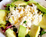 Foto del paso 3 de la receta: Ensalada gourmet con aguacate, requesón, frutos secos y miel
