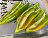 Une image de l'étape 1 de Poivrons grillés marinés au pesto de céleri.