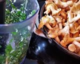 Une image de l'étape 2 de Poêlée de girolles en persillade.