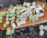 Foto del paso 1 de la receta: Mini tartas saladas de calabacín y ajetes