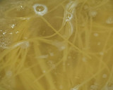 Foto del paso 4 de la receta: Spaguetini con ajoaceite, cayenas y tocineta