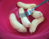 Foto langkah ke 1 dari resep Bolu pisang kukus tanpa mixer.