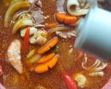 Gambar langkah 4 resipi Tomyam Campur (udang, sotong dan ayam).