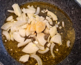 Foto del paso 3 de la receta: Filetes de cerdo en salsa de tomate y pimientos con patatas