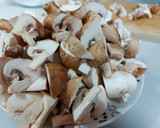 Foto del paso 1 de la receta: Revuelto de champiñones y calabacín🍄🥒🧀