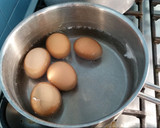 Foto del paso 4 de la receta: Ensaladilla Rusa con Lunas de Huevo
