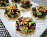 Foto del paso 6 de la receta: Canapés de morcilla con pak choi y piñones a la miel
