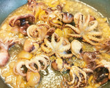 Foto del paso 3 de la receta: Pulpitos al ajillo con alubias blancas