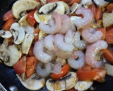 Foto del paso 2 de la receta: Revuelto vegetal de gulas, al estilo de mi hijo
