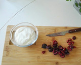 Foto del paso 1 de la receta: Vasitos de yogur griego y cerezas