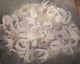 Foto del paso 3 de la receta: Guiso de calamares con patatas