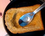 รูปขั้นตอนการทำที่ 1 ของ ขนมปังหน้าไข่ egg toast