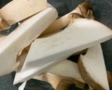 Hình bước làm 2 của món Bông Cải Xanh Xào Nấm Chay