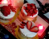 صورة لخطوة 5 من وصفة تحلية كيك الفانيليا بالفراولة والشوكولاته 🍓