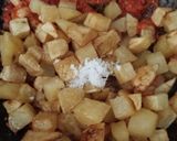 Foto langkah ke 3 dari resep Sambal Kentang Goreng & Cincang Daging Kambing.