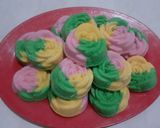 Foto langkah ke 10 dari resep Bolu mawar warna-warni.