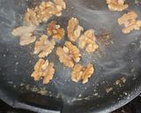 Foto del paso 2 de la receta: Risotto de pera caramelizada y nueces con salsa de trufa