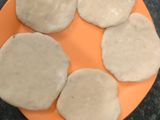 प्याज की पूरी (स्टफ्ड अनियन पूरी)