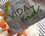 Foto del paso 4 de la receta: Pinchos de queso y tomatitos cherry con Vidalim kids, para mis peques