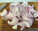 Une image de l'étape 4 de Pommes de terre grillées aux poivrons et oignons roses croustillants épicés.