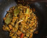 Foto langkah ke 6 dari resep Oseng Kerang Pedas Manis.