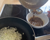 Foto del paso 3 de la receta: Espaguetis al vermú, coquinas y gambones