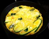 Foto del paso 2 de la receta Tortilla de huevo con lascas de calabacín y copos de cebolla seca