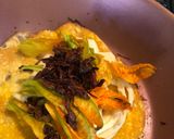 Foto del paso 2 de la receta: Omelette Oaxaqueño (flor de calabaza, quesillo y chapulines)
