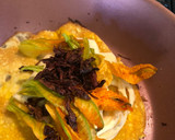 Foto del paso 2 de la receta: Omelette Oaxaqueño (flor de calabaza, quesillo y chapulines)