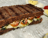 Foto del paso 5 de la receta: 🌿🍅🧀 Sándwich caprese con pan de lentejas 🧀🍅🌿 Tomates cherry, muzzarella y pesto de albahaca