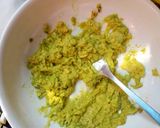 A picture of step 2 of Avocado egg sandwich recipe.