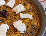 Foto del paso 7 de la receta Paella de bacalao Skrei con coliflor, habas y ajitos tiernos