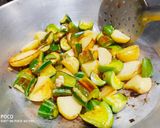 A picture of step 1 of Pointed Gourd with Potato Curry.