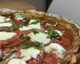 Une image de l'étape 6 de 🌿Tarte tomate basilic et pesto aux fanes de carottes.