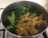 Foto del passaggio 4 della ricetta Rigatoni con broccoletti verdi alla cacio e pepe