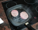 Foto del paso 5 de la receta: Hamburguesa de cerdo a la plancha con coliflor rebozada y papas cocidas