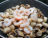Foto del paso 5 de la receta: Revuelto de champiñones con gambas