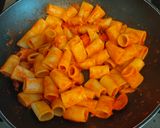 Foto del passaggio 1 della ricetta Pasta con il sugo,olive e pomodorini 🌈